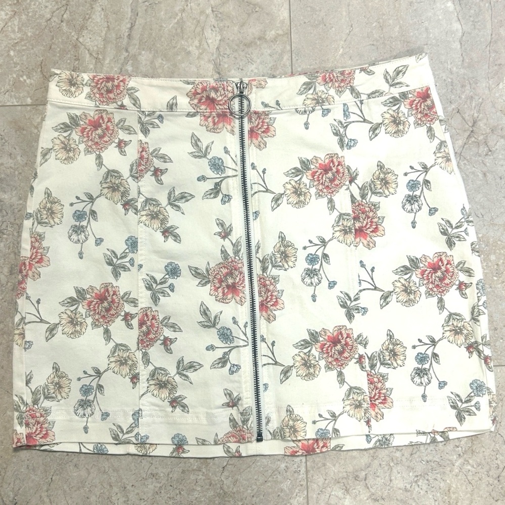 Tinseltown Floral Mini Skirt | Size 13 Juniors | White | NWOT